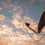 Sat-Anlage vor wolkigem Himmel
